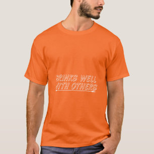 Getränke gut mit anderen T-Shirt