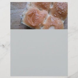 Getreidebrot auf dem Holzschelf, gesunde Lebensmit