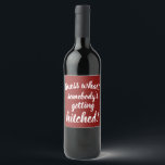Getrennte Ankündigung zur Verheiratung Funny Wine Weinetikett<br><div class="desc">Getting Married Announcement Funny Wine Label ist der perfekte Weg, um Ihre Familie und Freunde anzukündigen, die Sie getroffen haben! Lege dieses Etikett auf deine Lieblingsflasche und Set es auf den Tisch, während sie weg sind oder überrasche sie mit einer Ansammlung! Sehen Sie, wer zuerst bemerkt! Wenn Sie wirklich Angst...</div>