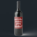 Getrennte Ankündigung zur Verheiratung Funny Wine  Weinetikett<br><div class="desc">Getting Married Announcement Funny Wine Label ist der perfekte Weg, um Ihre Familie und Freunde anzukündigen, die Sie getroffen haben! Lege dieses Etikett auf deine Lieblingsflasche und Set es auf den Tisch, während sie weg sind oder überrasche sie mit einer Ansammlung! Sehen Sie, wer zuerst bemerkt! Wenn Sie wirklich Angst...</div>