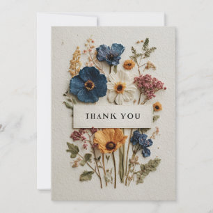 Getrocknete Blume auf Texturpapier dank Karte