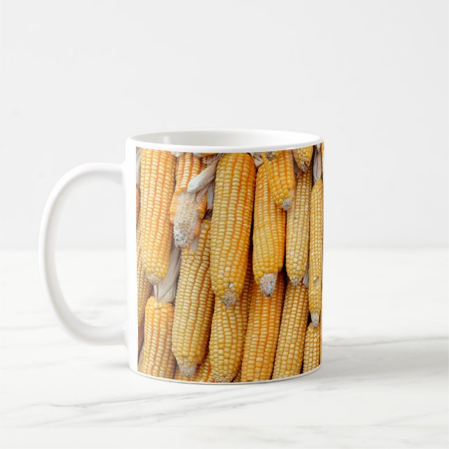 Getrockneter Mais, der gestapelt wurde. Kaffeetasse (Links)