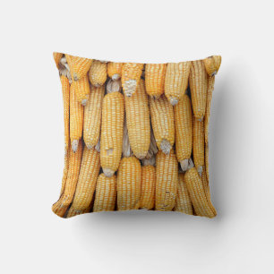 Getrockneter Mais, der gestapelt wurde. Kissen