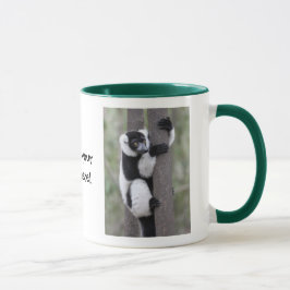 Getrumpfter Schwarzweiss-lemur auf Baum Tasse