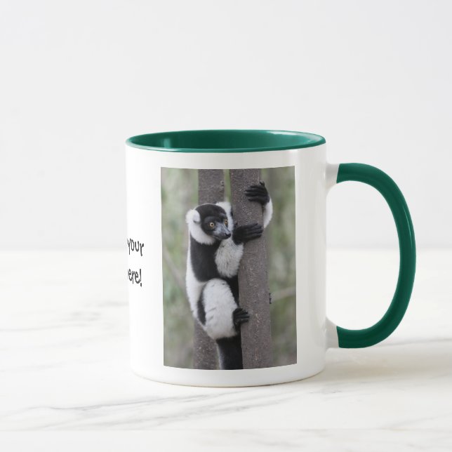 Getrumpfter Schwarzweiss-lemur auf Baum Tasse (Rechts)