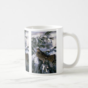 Getrumpftes Waldhuhn gehockt in einem Kaffeetasse
