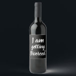 Getscheidetes Funny Wine Label Weinetikett<br><div class="desc">Das "Getting Divorced Funny Wine Label" ist eine großartige Möglichkeit, Ihre Familie und Freunde zu informieren, die Sie scheiden lassen! Wenn Sie verärgert oder nervös sind, was alle reagieren werden, setzen Sie einfach dieses Etikett auf Ihre Lieblingsflasche und lassen Sie es bei der nächsten Ansammlung auf den Tisch oder treffen...</div>