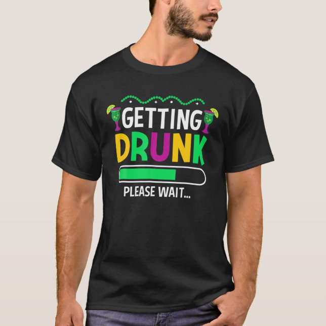 Getting Drunk Please Wait – Mardi Gras Party Beer T-Shirt (Vorderseite)
