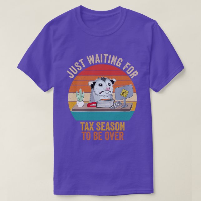 Gewartet, dass die Steuersaison über sarkastische  T-Shirt (Design vorne)