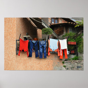 Gewaschene Kleidung trocknet am Straßenrand im Dor Poster