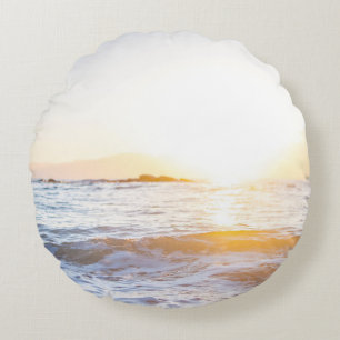 Gewässer bei Sonnenuntergang Rundes Kissen