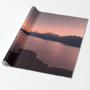 GEWÄSSER IN DER NÄHE EINES BERGES WÄHREND DES SONN GESCHENKPAPIER