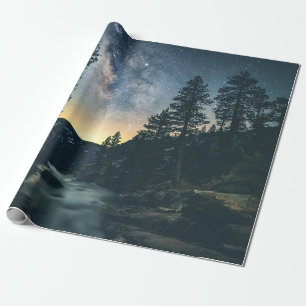GEWÄSSER ZWISCHEN BÄUMEN GESCHENKPAPIER