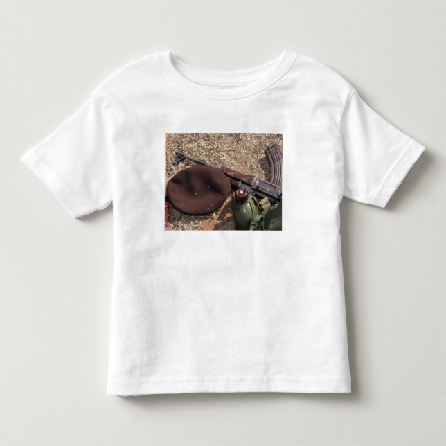 Gewehr, militärische Abdeckung und Kantine Kleinkind T-shirt (Vorderseite)