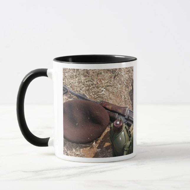 Gewehr, militärische Abdeckung und Kantine Tasse (Links)