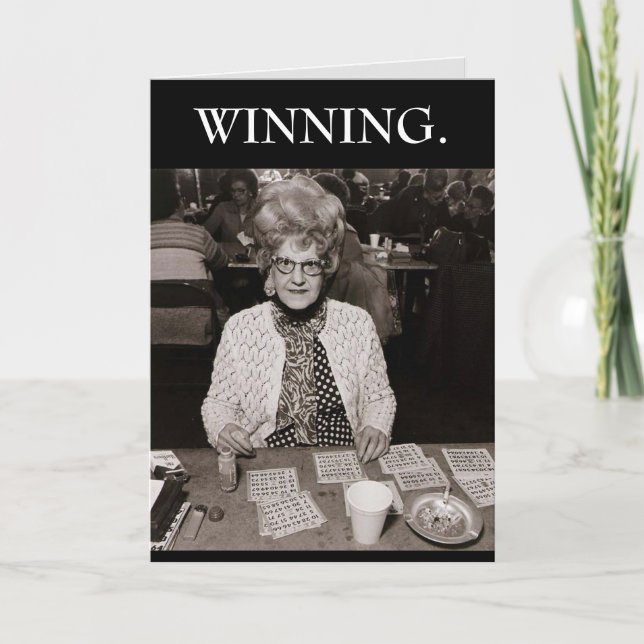 GEWINNEN ALTE FRAU mit Big Hair Playing Bingo Blan Karte (Vorderseite)