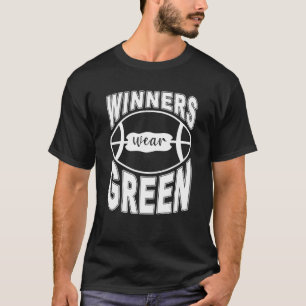 Gewinner tragen das Fußballteam der Grünen Schule T-Shirt