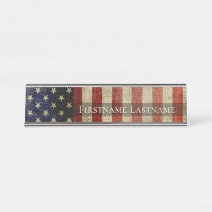 Gewitterte, bedrückte amerikanische Flagge mit Na Schreibtischnamensplakette