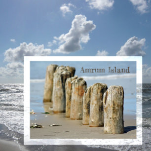 Gewitterte Posts in Sand on Beach, Amrum Island Postkarte
