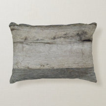 Gewittertes Stallholz, graues Kissen