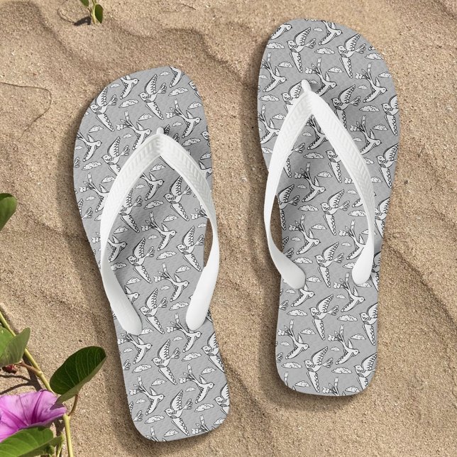 Gewohnheit der Whimsikvögel und Wolken Flip Flops (Von Creator hochgeladen)