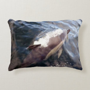 Gewöhnlicher Delfin an der Oberfläche Ozean Meeres Dekokissen