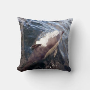 Gewöhnlicher Delfin an der Oberfläche Tiefsee-Küst Kissen