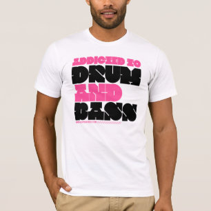 Gewöhnt zur Trommel und zum Baß T-Shirt