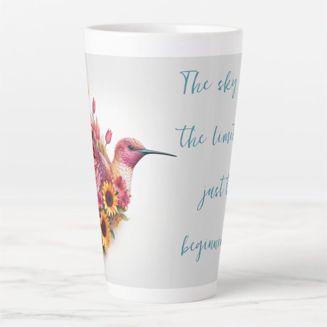 Gewohnter Hummvogel, der mit Blume fliegt Milchtasse (Vorderseite)