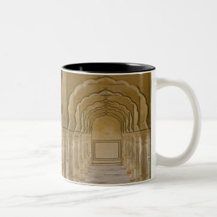 Gewölbter Laufgang mit Säulen im Inneren des Amber Zweifarbige Tasse