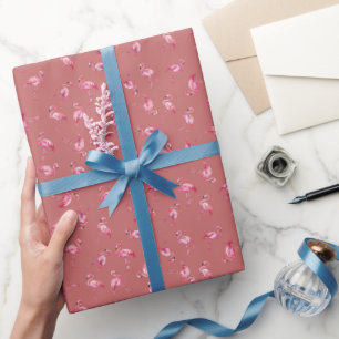 Geworfene Wasserfarb-Flamingos auf verblasstem Rot Geschenkpapier
