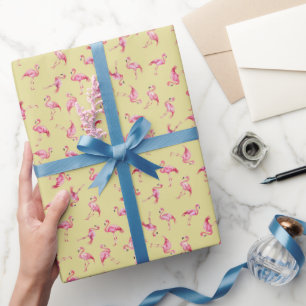 Geworfene Wasserfarbenflamingos auf Hellgelb Geschenkpapier