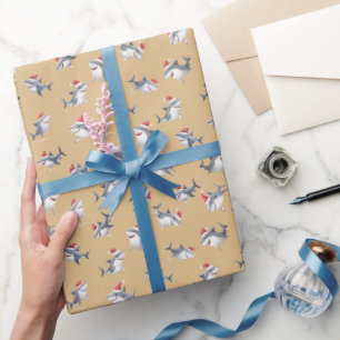 Geworfene Weihnachtshai auf Hellorange Geschenkpapier