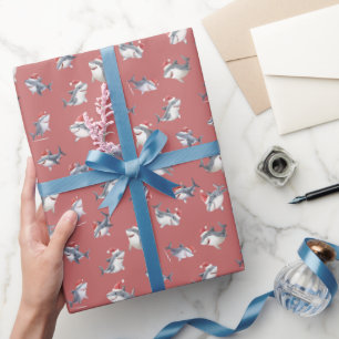 Geworfene Weihnachtshai auf verblasstem Rot Geschenkpapier