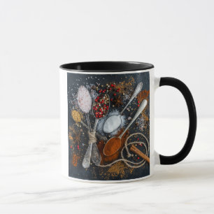 Gewürze auf Löffeln angeordnet Tasse