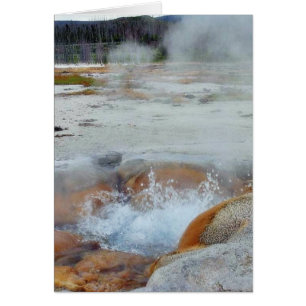 Geysir-Dampf, der Yellowstone kocht
