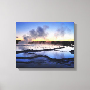 Geysir-Rauch am Sonnenuntergang Leinwanddruck
