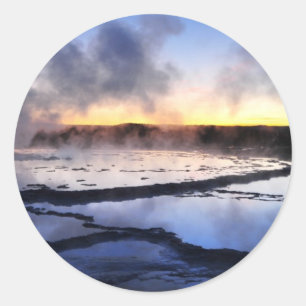 Geysir-Rauch am Sonnenuntergang Runder Aufkleber