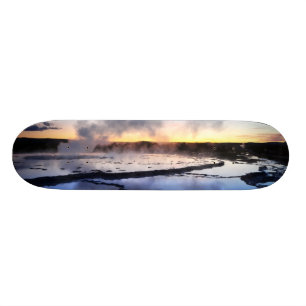 Geysir-Rauch am Sonnenuntergang Skateboard