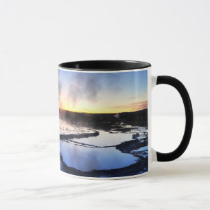 Geysir-Rauch am Sonnenuntergang Tasse