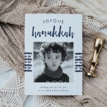 gezeichnete Marine | Hanukkah-Fotokarte Feiertagskarte<br><div class="desc">Teilen Sie mit diesen Hanukkah-Fotokarten Urlaubsgrüße mit Ihrem beliebten quadratischen Foto-Set auf einem knackigen, weißen Hintergrund mit Bändern von marineblauen Aquarelltönen und Blätter durch die Mitte. "Joyous Hanukkah" erscheint oben in der pinsel gezeichnete Typografie, mit einer bearbeitbaren Nachricht am unteren Rand für Ihren benutzerdefinierten Chanukah Gruß. Fügen Sie unten Ihren...</div>
