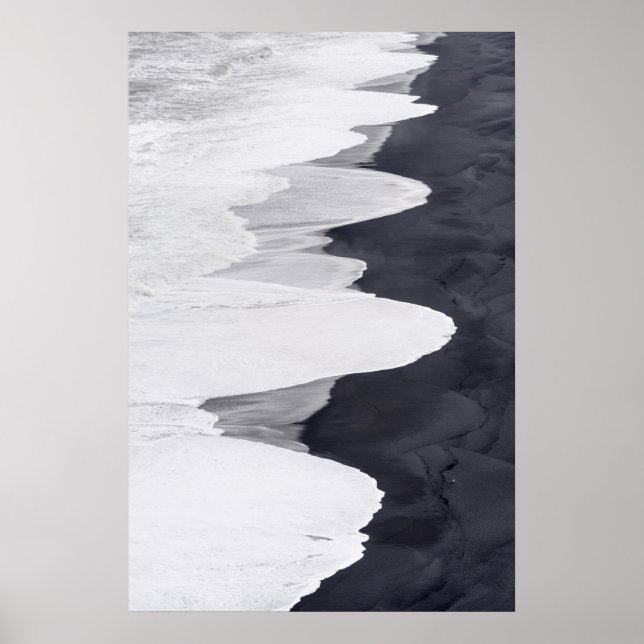 Gezeitenwaschen über schwarzem Strand Poster (Vorne)