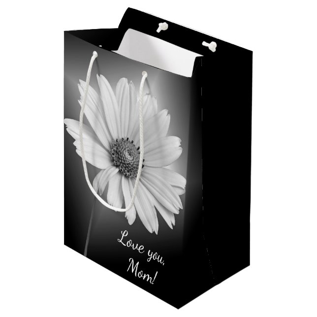 Gflügge auf schwarz für Mama Mittlere Geschenktüte (Vorderseite Schrägansicht)