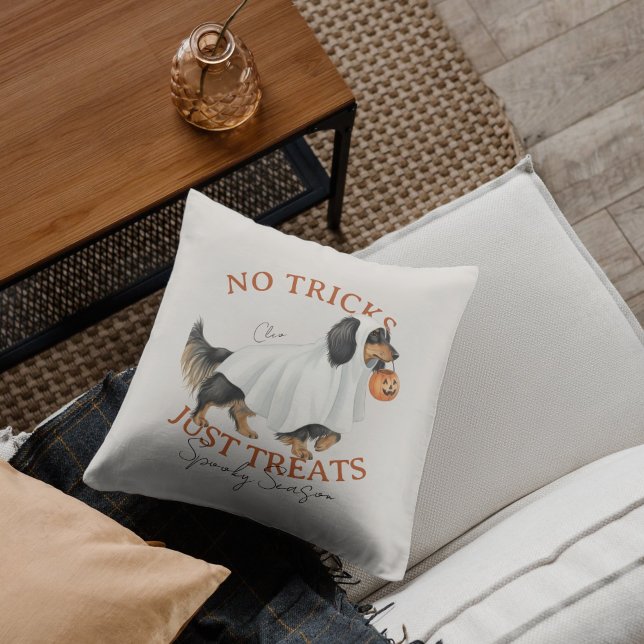 Ghost Costume Hund Dackel Spooky Jahreszeit Kissen (Elevate your fall home decor with this Ghost Costume Dog Dachshund Spooky Season throw pillow! )