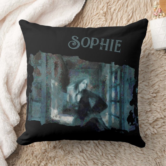 Ghost Girl in Blue – Haunting Surreal Art Kissen (Decke)