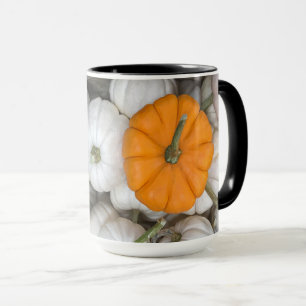 Ghost Pumpkins mit einer sneakfarbenen Orange Tasse