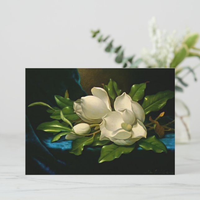 Giant Magnolia auf einem blauen Samttuch Karte (Stehend Vorderseite)