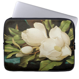 Giant Magnolias auf einem blauen Samttuch von MJ H Laptopschutzhülle