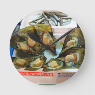 Giant Mussels Tsukiji Fish Market, Tokio, Japan Runde Wanduhr