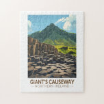 Giant's Causeway Nordirland Illustration<br><div class="desc">Giant's Causeway im Stil der Vektorkunst. Der Riesen-Kauseway besteht aus über 40.000 miteinander verbundenen Basaltsäulen,  die aus Lava gebildet wurden,  die sich abkühlt und kontraktiert,  wodurch regelmäßige Belastungsmuster und Risse entstehen.</div>
